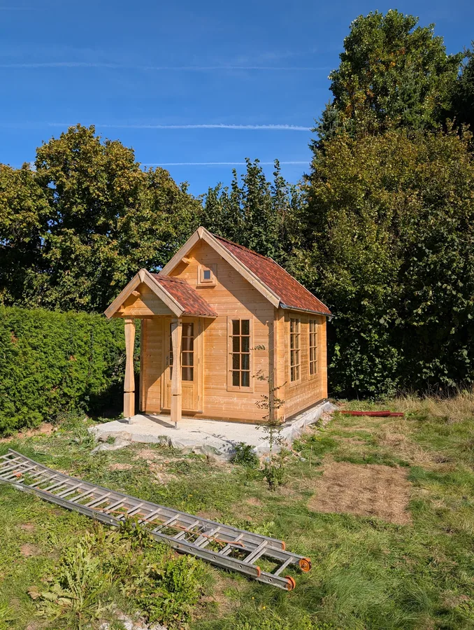 Abri de jardin en bois monté à Petit-Axhe