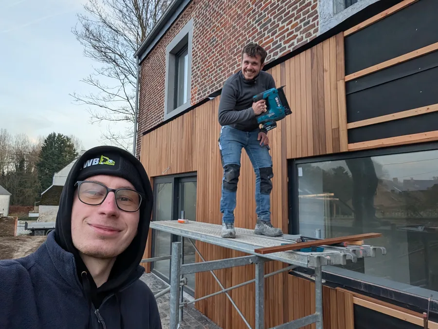 Bardage bois ayous sur façade en brique à Éghezée