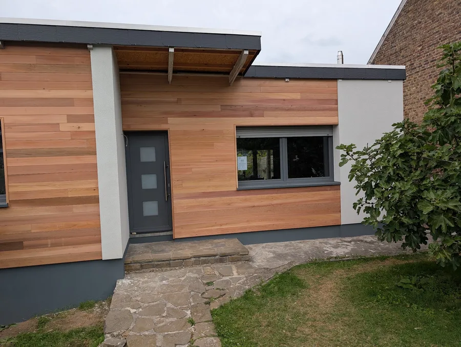 Bardage en cèdre posé sur une maison à Amay