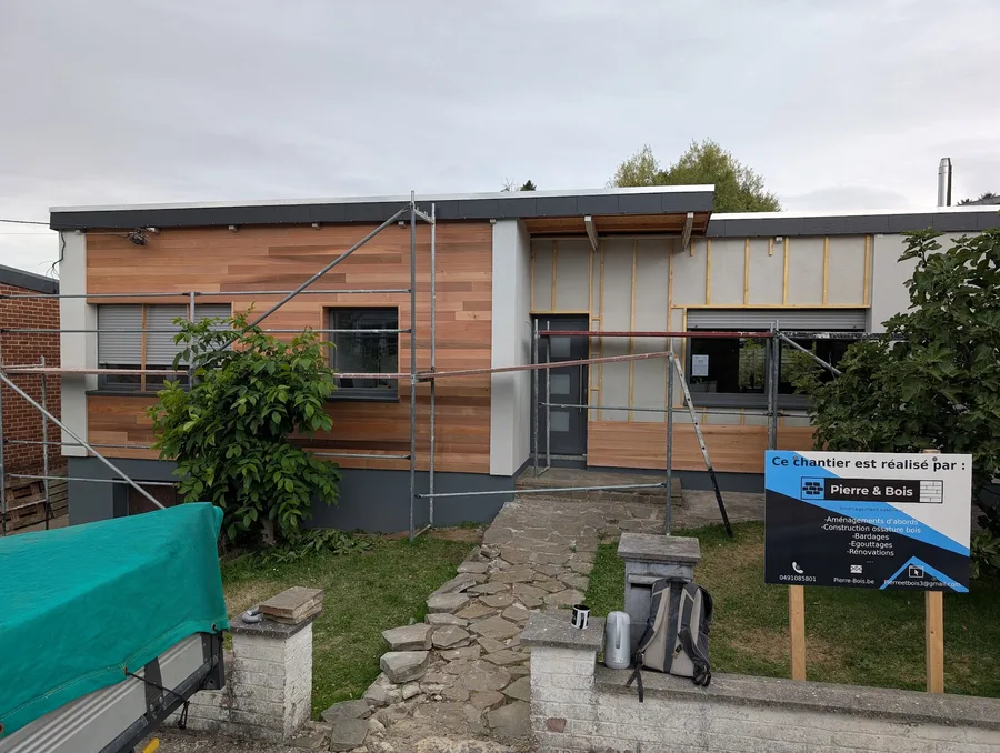 Bardage en cèdre posé sur une maison à Amay