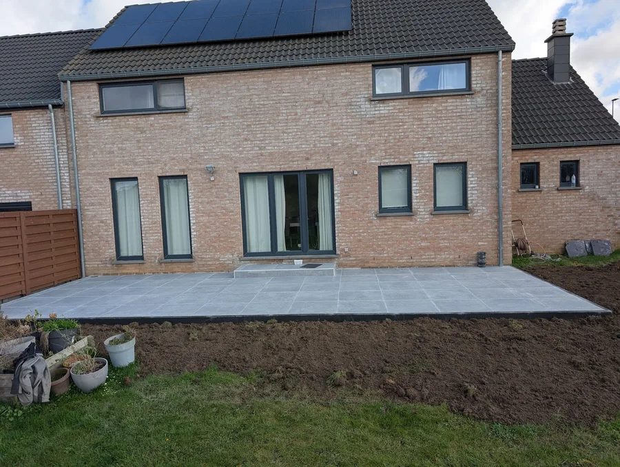 Terrasse en béton lissé avec emmarchement à Remicourt