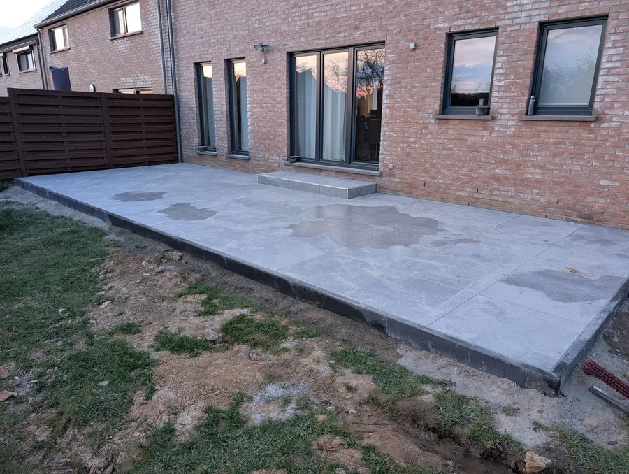 Terrasse en béton lissé avec emmarchement à Remicourt