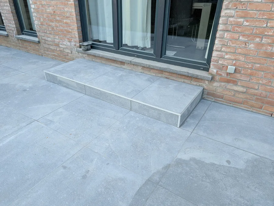 Terrasse en béton lissé avec emmarchement à Remicourt