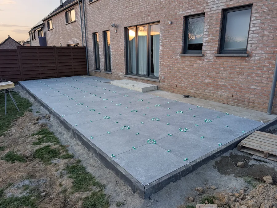 Terrasse en béton lissé avec emmarchement à Remicourt
