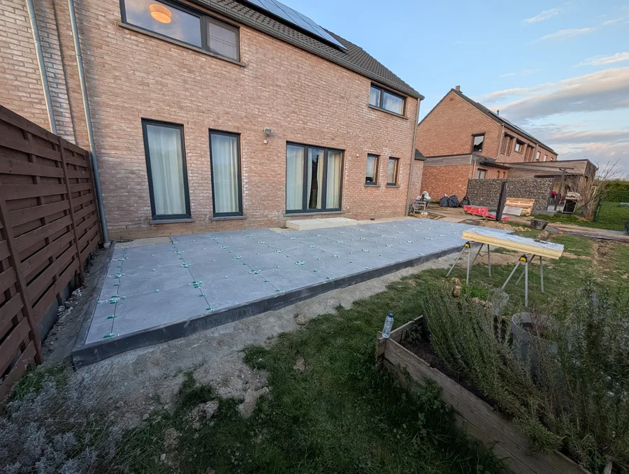 Terrasse en béton lissé avec emmarchement à Remicourt