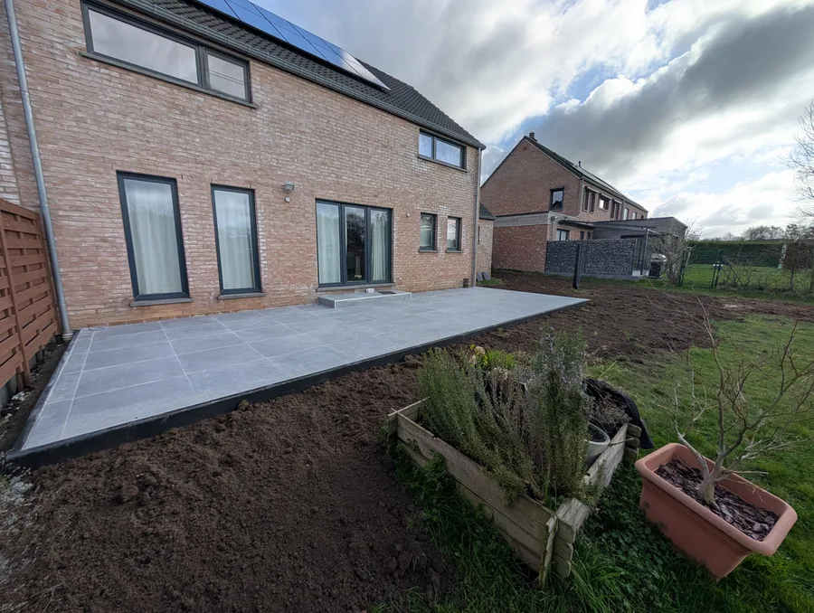 Terrasse en béton lissé avec emmarchement à Remicourt