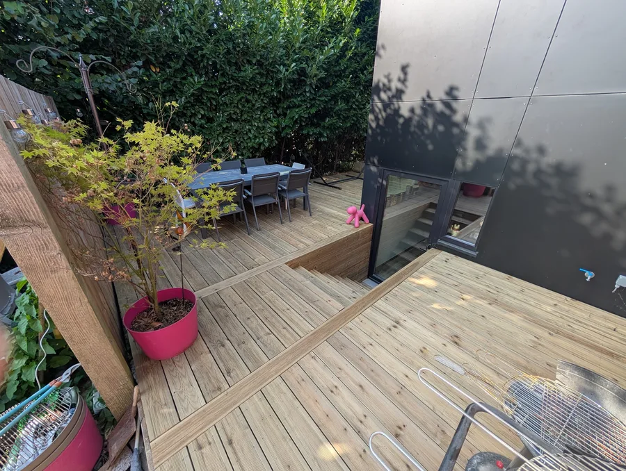 Terrasse en bois avec espace repas à Crisnée