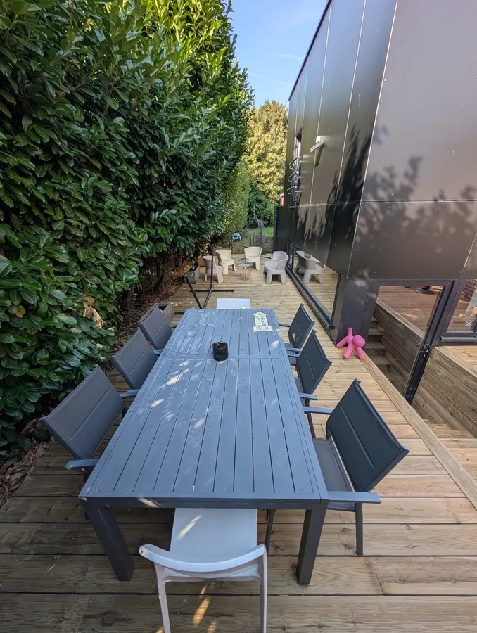 Terrasse en bois avec espace repas à Crisnée