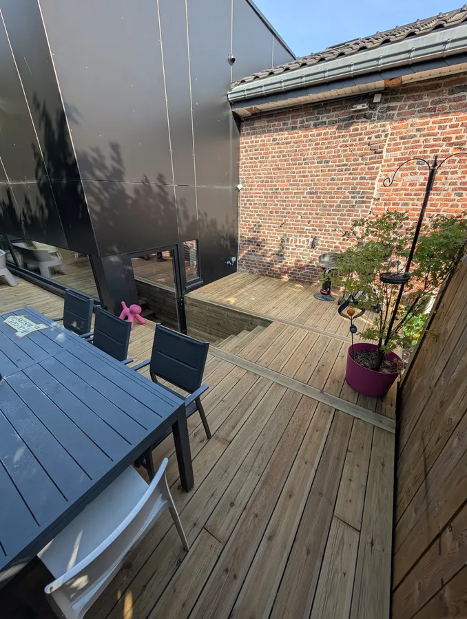 Terrasse en bois avec espace repas à Crisnée