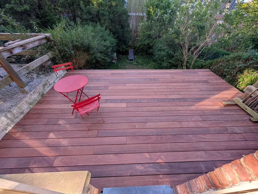 Terrasse en bois exotique sur jardin en pente à Liège