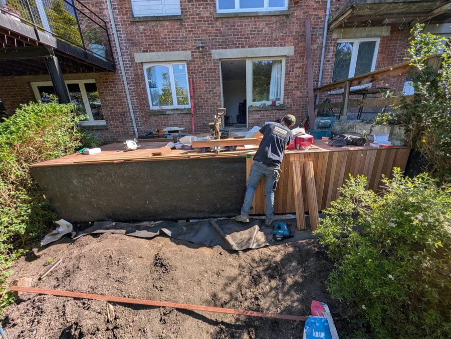 Terrasse en bois exotique sur jardin en pente à Liège