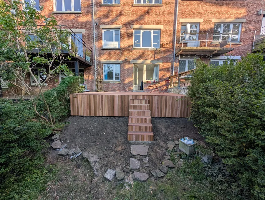 Terrasse en bois exotique sur jardin en pente à Liège