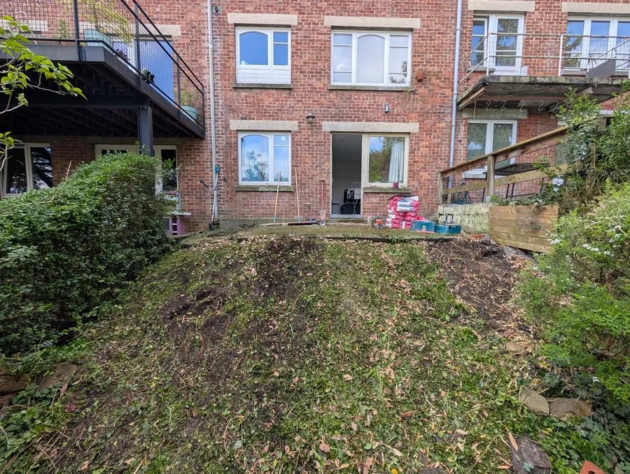 Terrasse en bois exotique sur jardin en pente à Liège