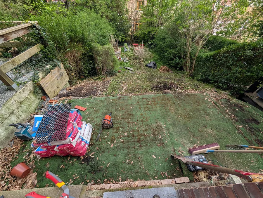 Terrasse en bois exotique sur jardin en pente à Liège